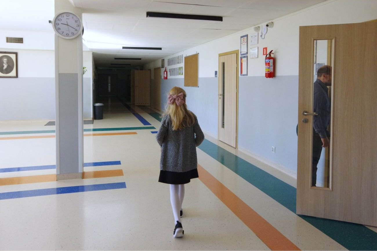 dziewczynka w szkole