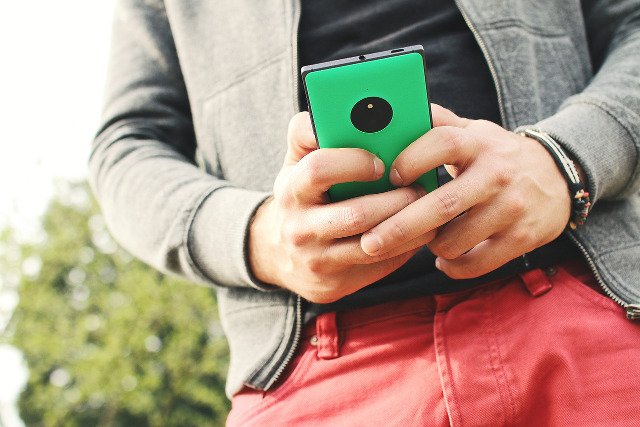 Fot. Pixabay / [url=https://pixabay.com/pl/mobilnych-r%C4%99ka-nokia-lumia-722946/]JESHOOTS[/url] / [url=https://pixabay.com/pl/service/terms/#usage]CC0 Public Domain[/url]