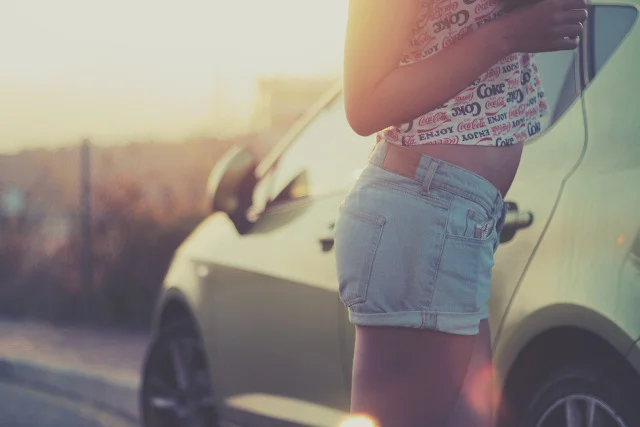 Fot. Pixabay / [url=http://pixabay.com/en/car-girl-woman-young-auto-travel-398964/]JESHOOTS[/url] / [url=http://pixabay.com/en/service/terms/#download_terms]CC0 Public Domain[/url]