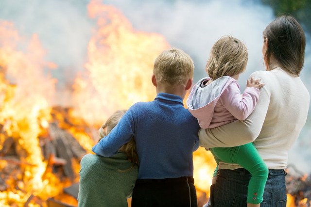 Bezpiecznego zachowania w czasie pożaru trzeba uczyć od dziecka
