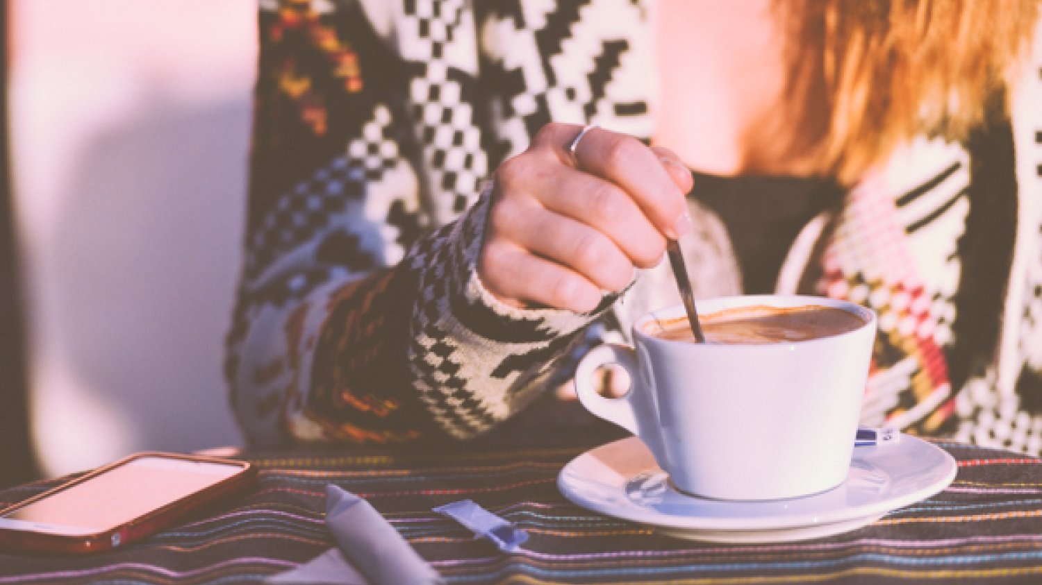 Fot. Pexels / [url=https://www.pexels.com/photo/restaurant-person-woman-coffee-6481/]stokpic.com[/url]/[url=https://www.pexels.com/photo-license/]CC0 License[/url]