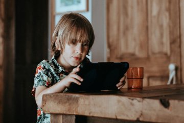 chłopiec z tabletem