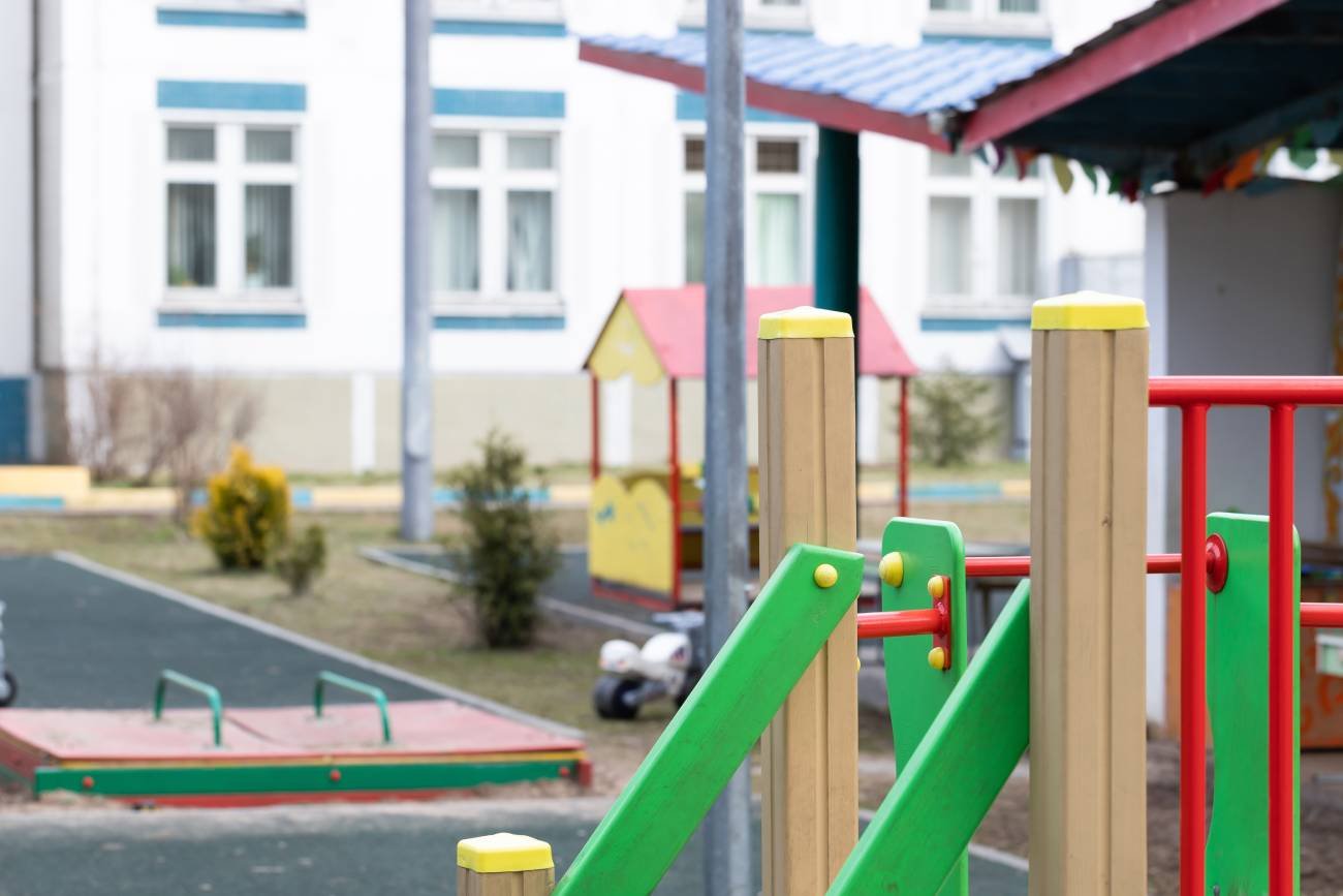 Osobliwy widok pod przedszkolem. Rodzicu, nie krzywdź tak swojego dziecka