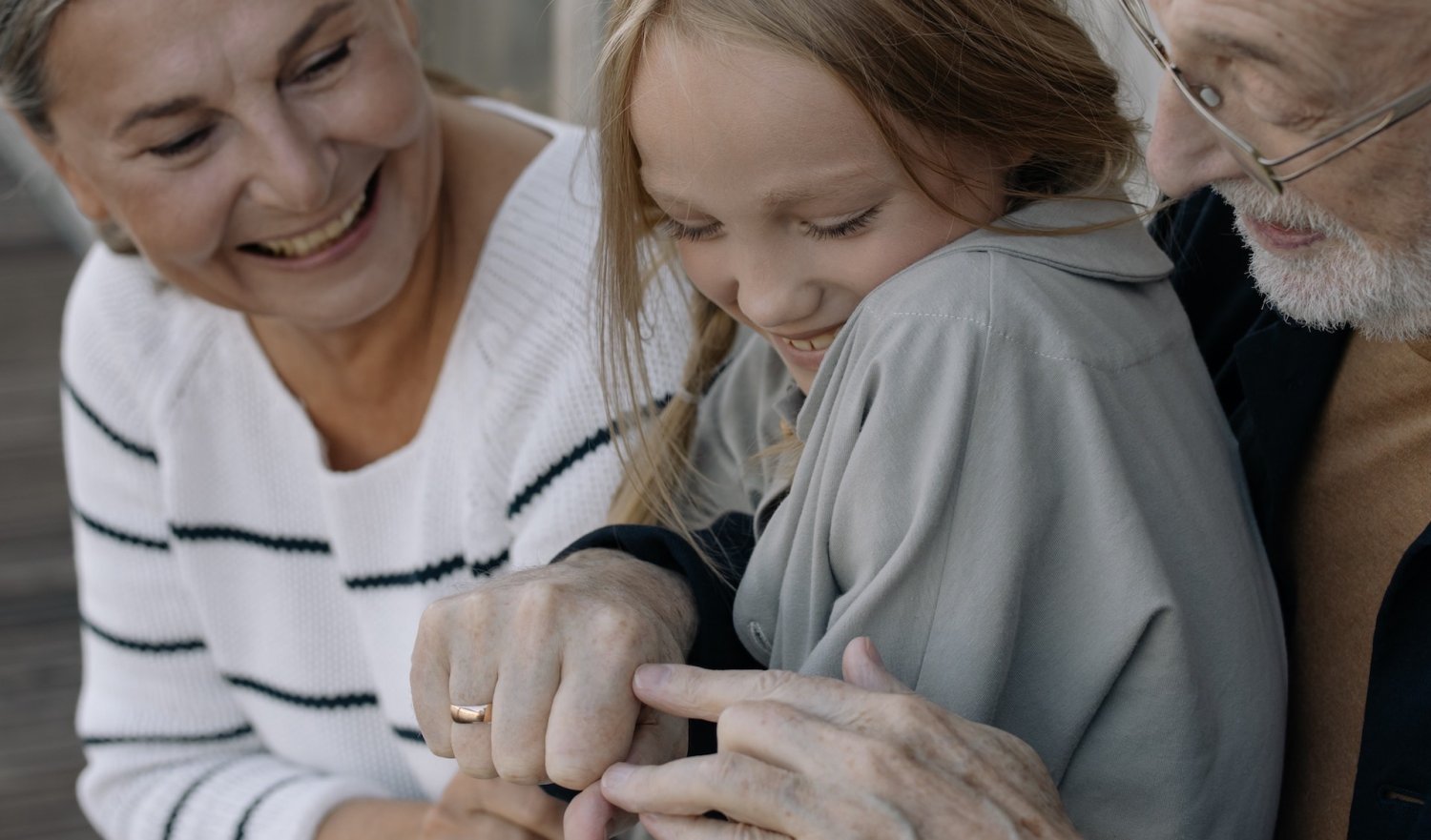 Dziewczynka w towarzystwie dziadków.