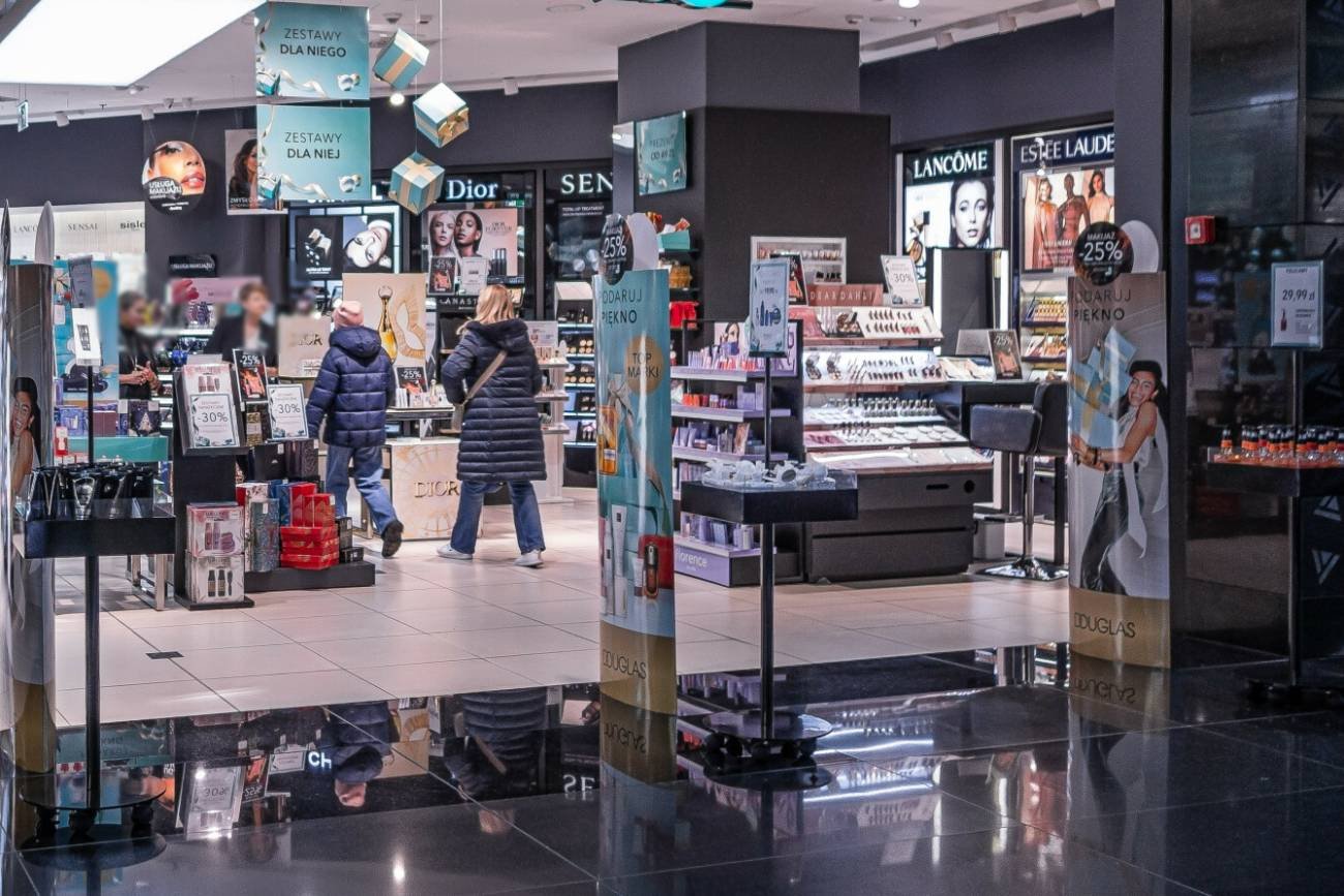 Kobieta z córką w drogerii. Kobieta z córką w drogerii.