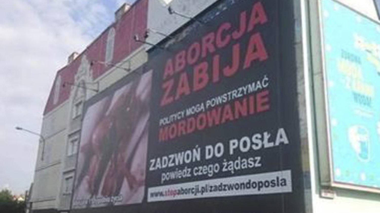 Jeden z antyaborcyjnych plakatów, to trzy piętra kamienicy