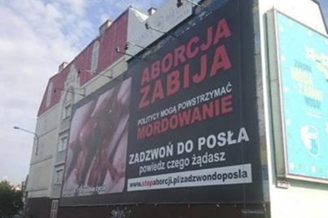 Jeden z antyaborcyjnych plakatów, to trzy piętra kamienicy