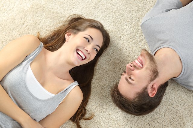 Fot.[url=http://www.shutterstock.com/pic-339334340/stock-photo-happy-couple-laughing-looking-each-other-and-lying-on-a-carpet-at-home.html?src=csl_recent_image-4]Antonio Gulliem[/url]/[url=http://www.shutterstock.com/index-in.mhtml]Shutterstock[/url]