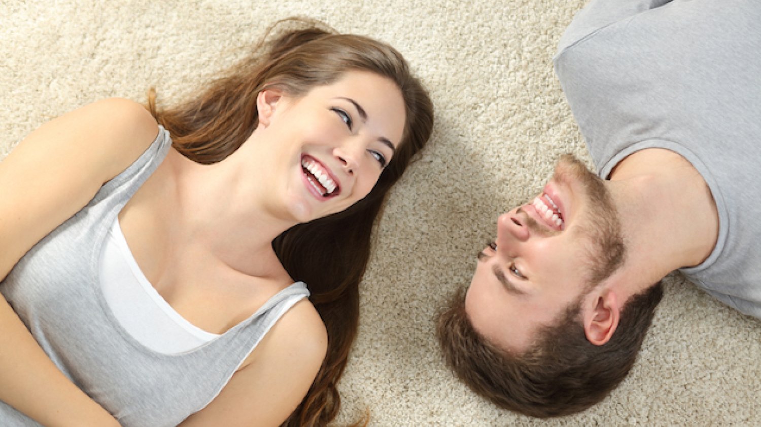 Fot.[url=http://www.shutterstock.com/pic-339334340/stock-photo-happy-couple-laughing-looking-each-other-and-lying-on-a-carpet-at-home.html?src=csl_recent_image-4]Antonio Gulliem[/url]/[url=http://www.shutterstock.com/index-in.mhtml]Shutterstock[/url]