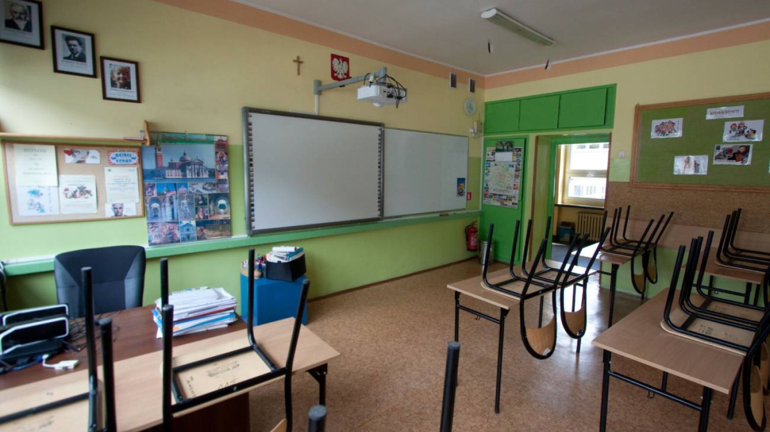 Pusta klasa w szkole.
