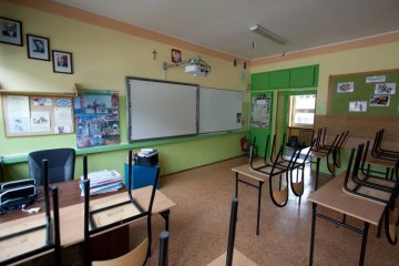 Pusta klasa w szkole.