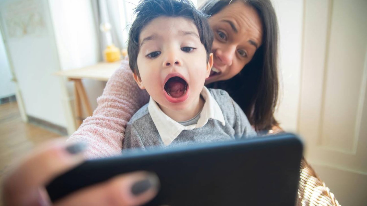 Mama z synem robią sobie selfie Mama z synem robią sobie selfie