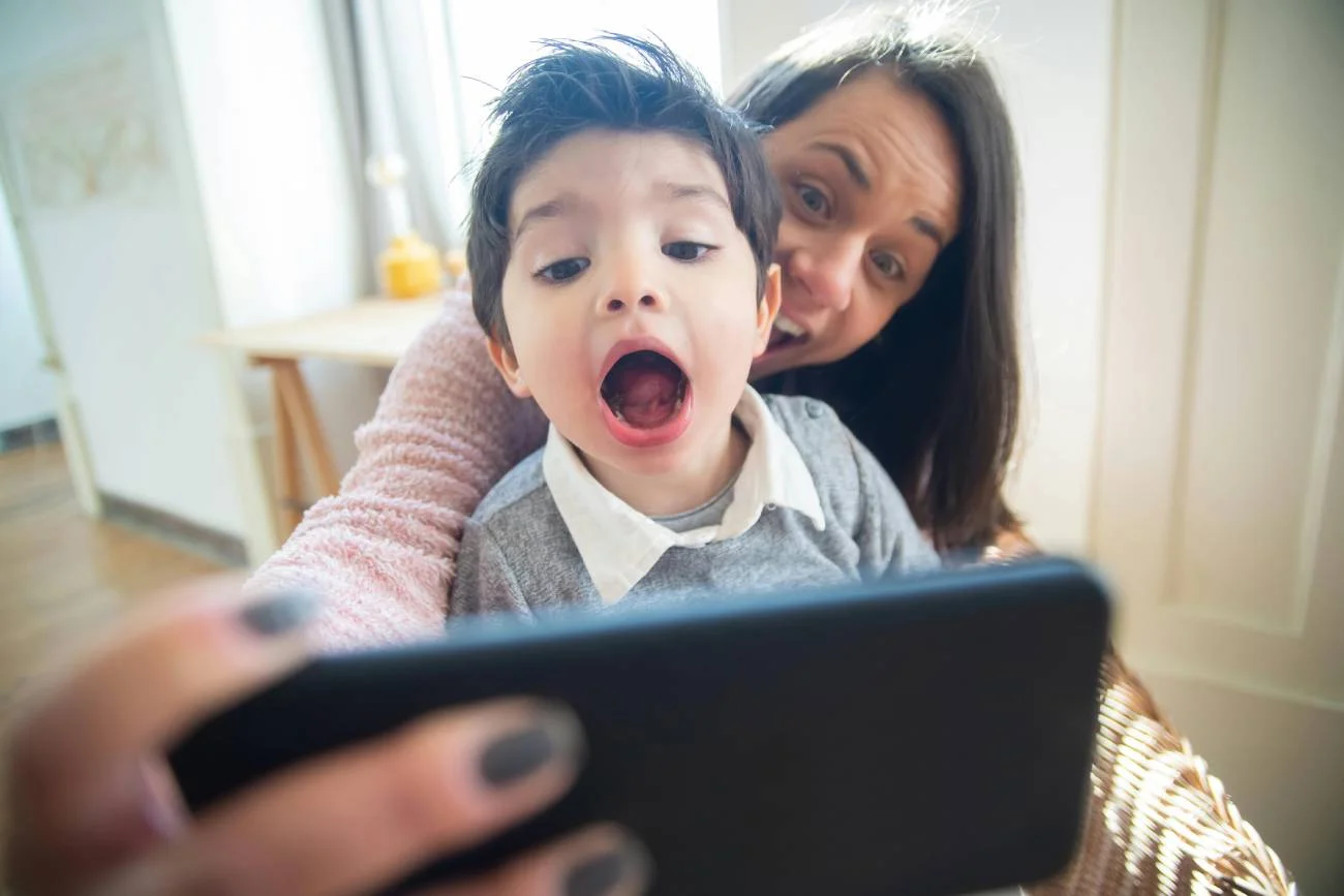 Mama z synem robią sobie selfie Mama z synem robią sobie selfie