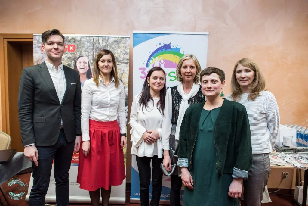 Na zdjęciu od lewej strony: Wojciech Niewinowski, Teresa Szewczyk, Klaudia Czapkiewicz-Ziółek, Urszula Dąbrowska-Czapkiewicz, Ewa Nawrot, Pani Beata