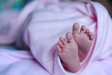 stópki leżącego niemowlęcia stópki niemowlęcia
