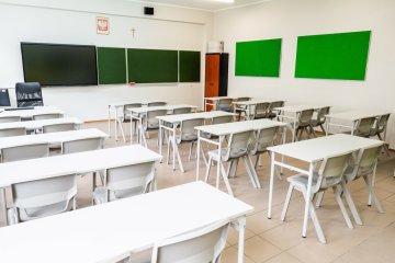 pusta klasa w szkole pusta klasa