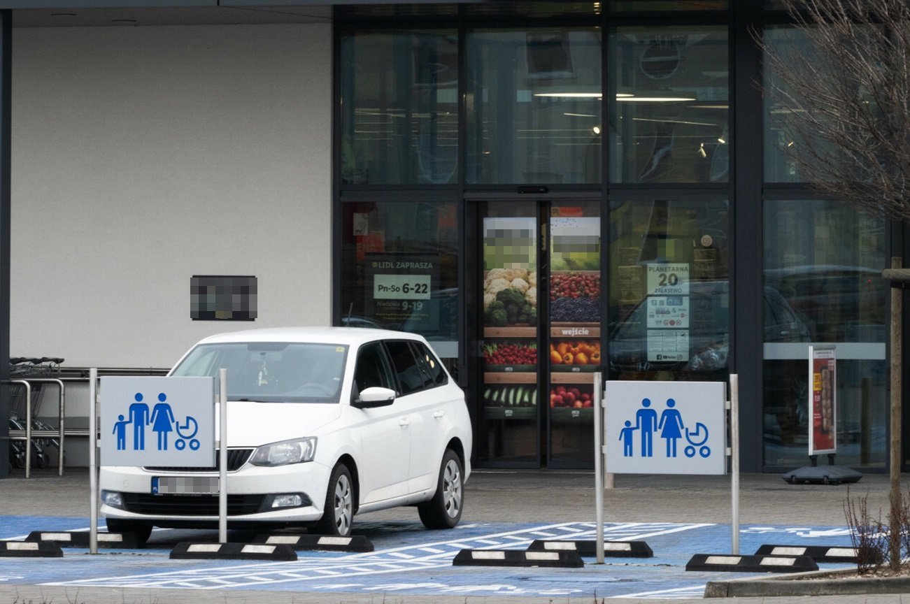 Zaparkowała na miejscu dla rodziców i otrzymała okrutną karteczkę. Jej treść załamuje