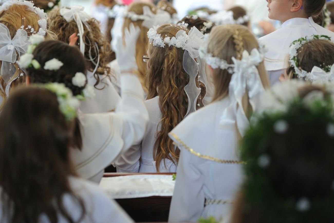 Ten dziwny komunijny zwyczaj wciąż ma się dobrze. "Teściowie mówią, iż to na wojnę"