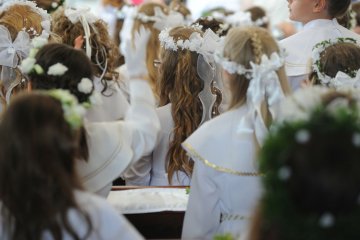 dzieci przystępujące do Komunii