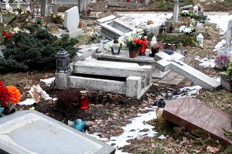 Zniszczone groby dzieci na cmentarzu w Olsztynie.