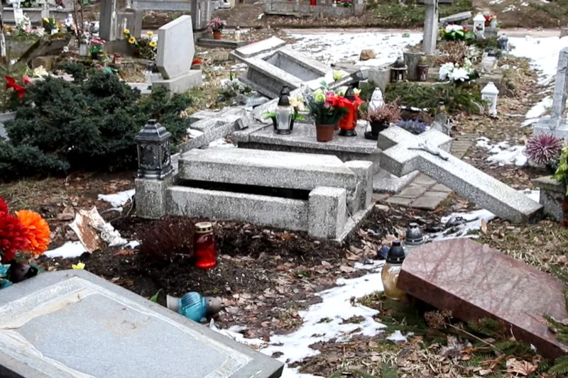 Zniszczone groby dzieci na cmentarzu w Olsztynie. Zniszczone groby dzieci na cmentarzu w Olsztynie.