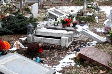 Zniszczone groby dzieci na cmentarzu w Olsztynie. Zniszczone groby dzieci na cmentarzu w Olsztynie.