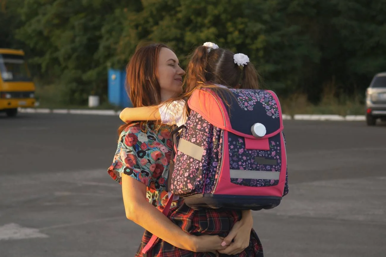 mama wita się z dzieckiem po pierwszym dniu szkoły