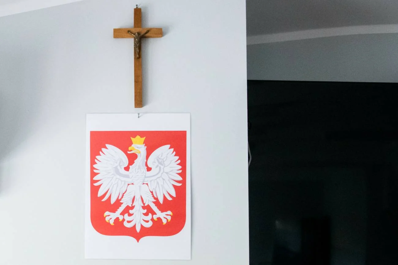 Krzyż na ścianie w szkolnej klasie