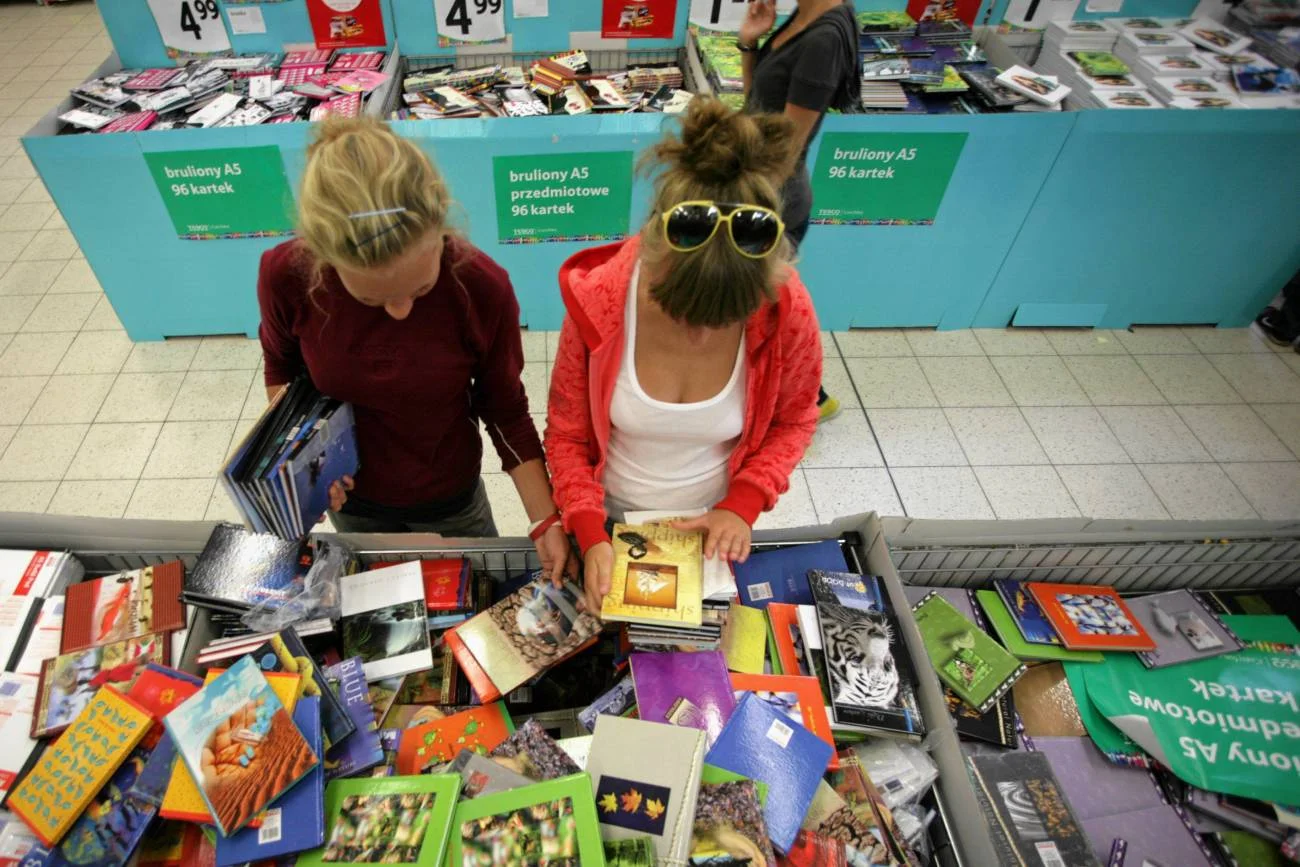 matki kupują w markecie zeszyty do szkolnej wyprawki
