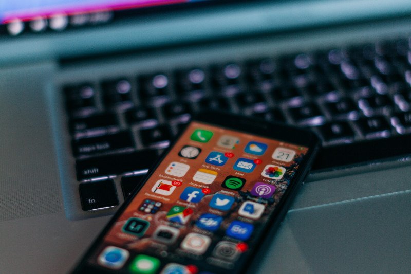 Koronawirus a czyszczenie telefonu i laptopa Koronawirus a czyszczenie telefonu i laptopa