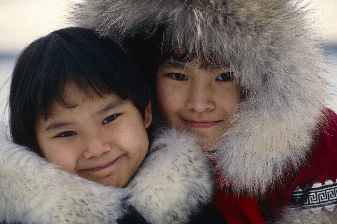Mali Inuici z Alaski w tradycyjnych strojach
