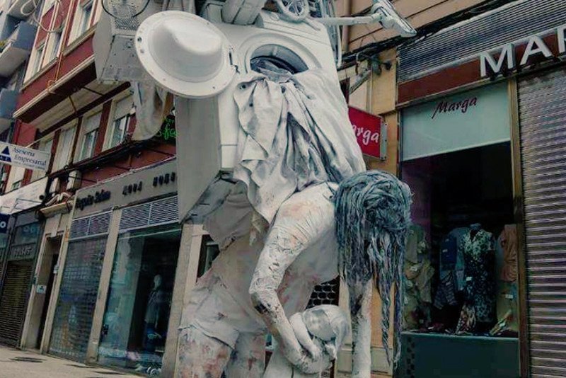 Część kobiet zupełnie nie zgadza się z pomysłem na rzeźbę, przedstawiającą zapracowaną kobietę.