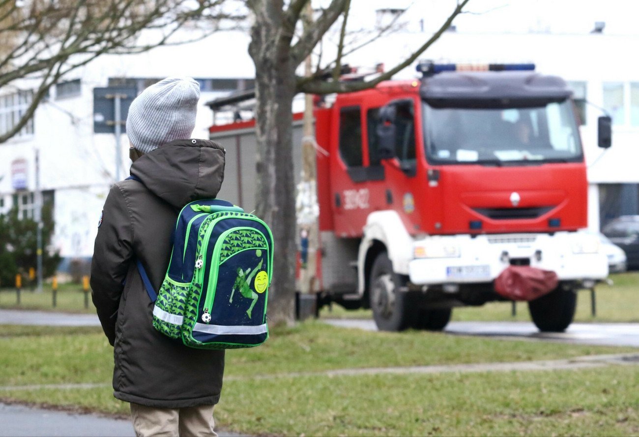 [ZDJĘCIE ILUSTRACYJNE] W szkole podstawowej nr 9 w Rybniku ewakuowano uczniów po tym, jak wybuchł plecak jednego z nich