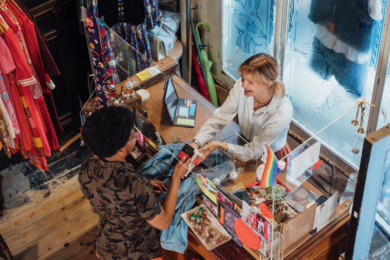 Re-commerce, czyli zakupy towarów z drugiej ręki, na rodzimych platformach takich jak OLX, to szereg korzyści dla rodziców poszukujących produktów dla swoich dzieci.