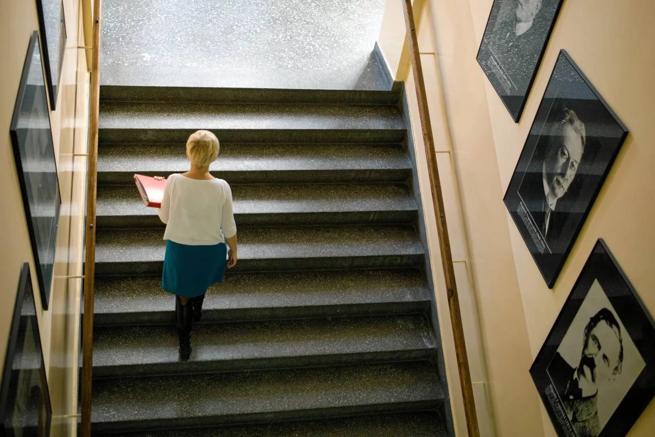 nauczycielka idzie po schodach w szkole