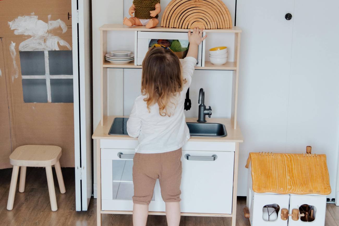 Zasady Montessori, które zmieniają rodzicielstwo. Wystarczą 3 godziny dla dziecka