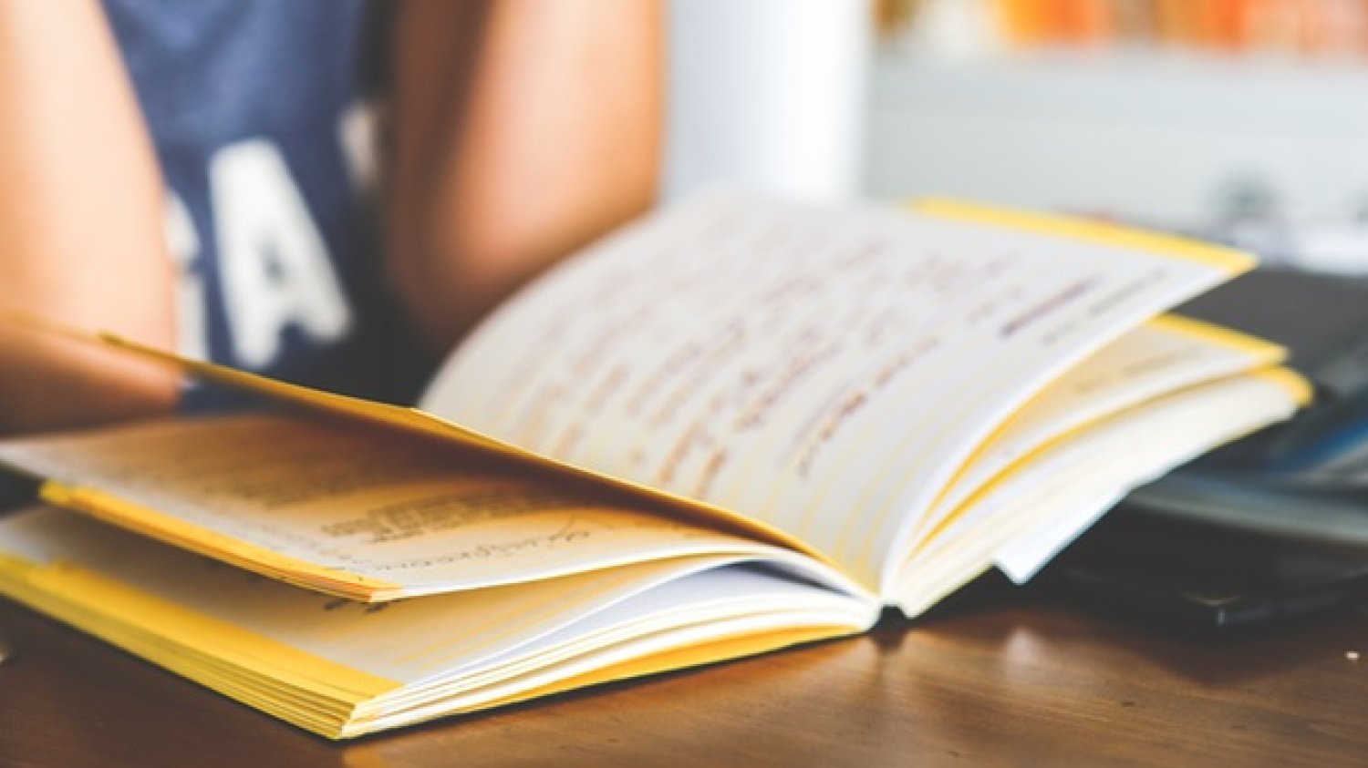 Fot. Pexels / [url=http://kaboompics.com/one_foto/858/girl-reading-a-notebook]kaboompicks.com[/url] / [url=https://www.pexels.com/photo-license/]CC0 License[/url]
