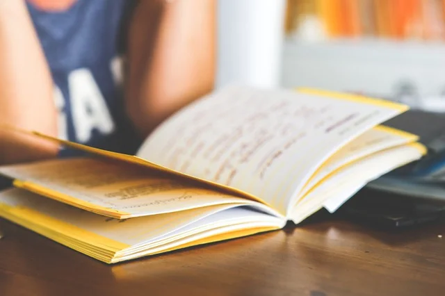 Fot. Pexels / [url=http://kaboompics.com/one_foto/858/girl-reading-a-notebook]kaboompicks.com[/url] / [url=https://www.pexels.com/photo-license/]CC0 License[/url]