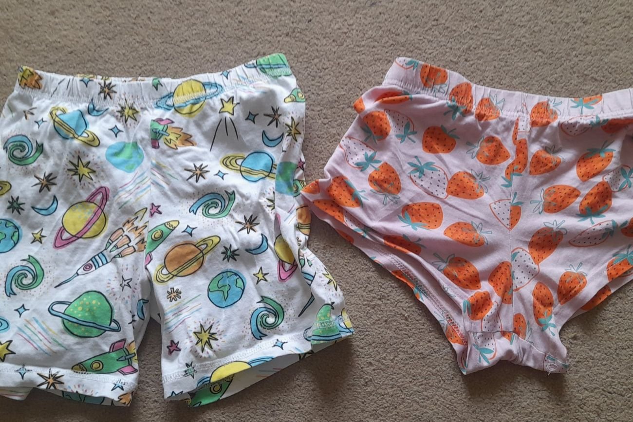 Przyjrzyj się tym dwóm parom spodenek. Widzisz różnicę? Zgadnij, które są dla dziewczynki