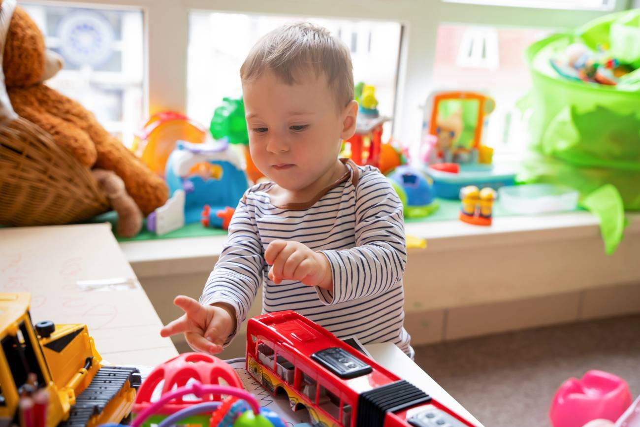 Małe dziecko bawi się w żłobku. Małe dziecko bawi się w żłobku.