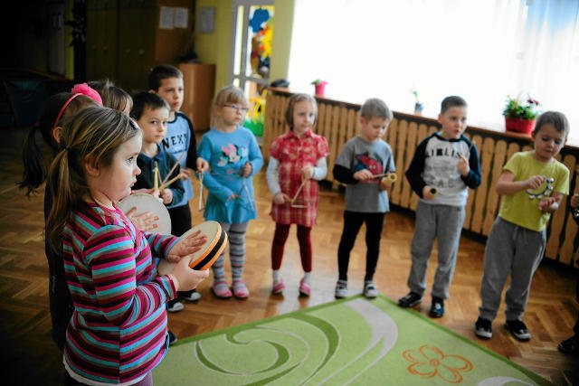 Od zeszłego roku w wielu przedszkolach rytmikę prowadzą panie przedszkolanki a nie absolwenci szkół muzycznych