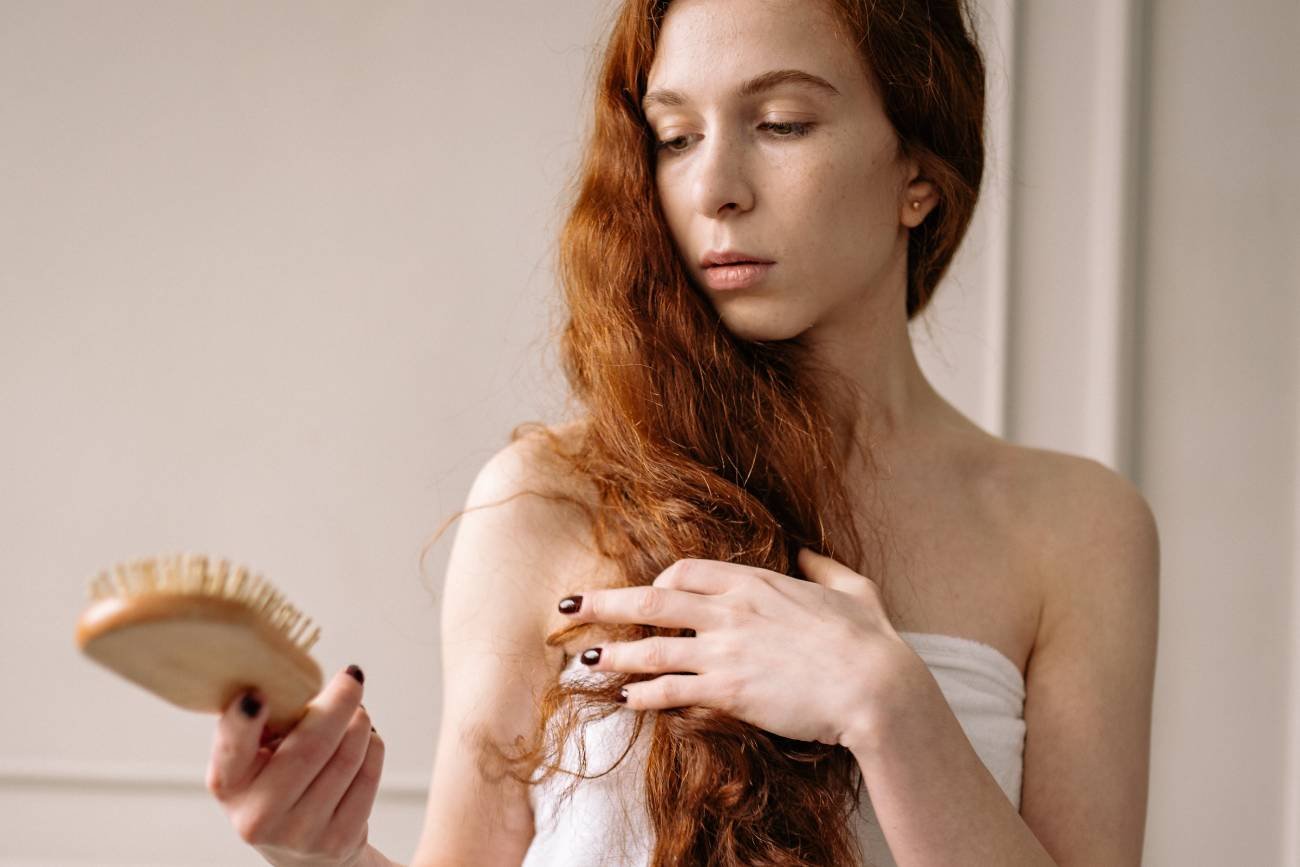 gdzie wyrzucić włosy, włosy, odpadki, segregacja śmieci, włosy ze szczotki