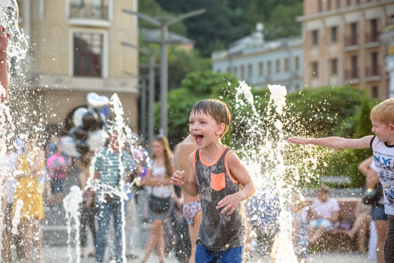 dzieci bawiące się w fontannie