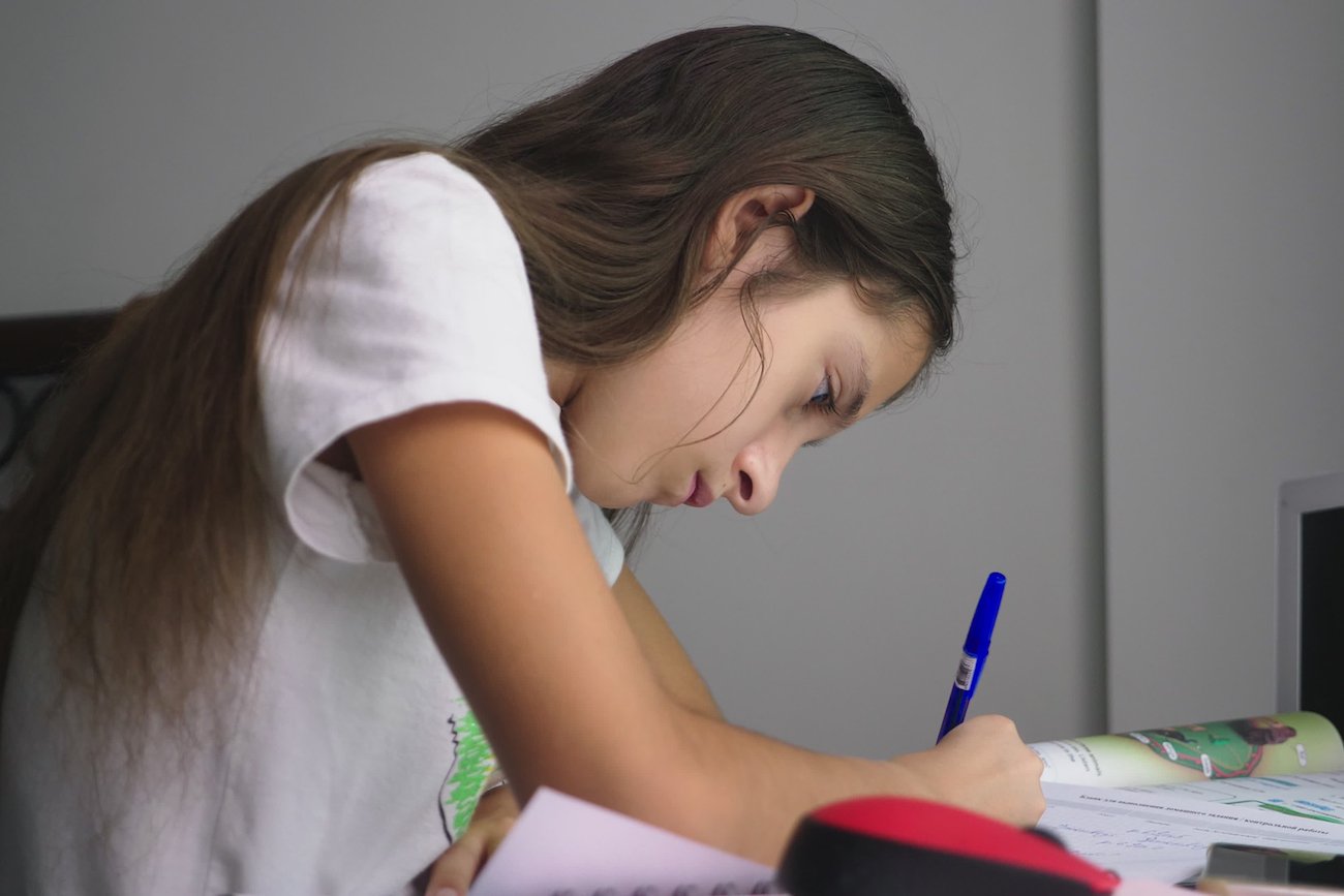 dziewczynka odrabia lekcje