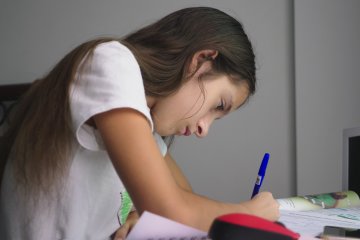 nastoletnia dziewczynka odrabia lekcje dziewczynka odrabia lekcje