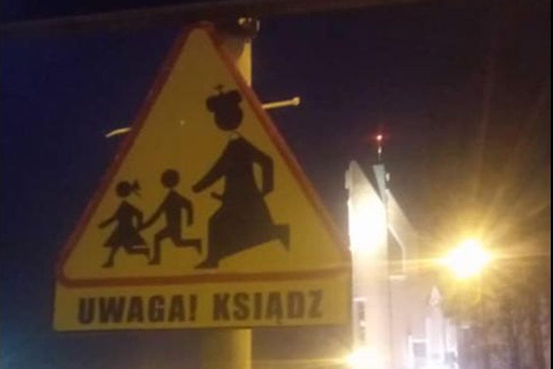 Znaki pojawiły się w pobliżu parafii, w której były molestowane dzieci