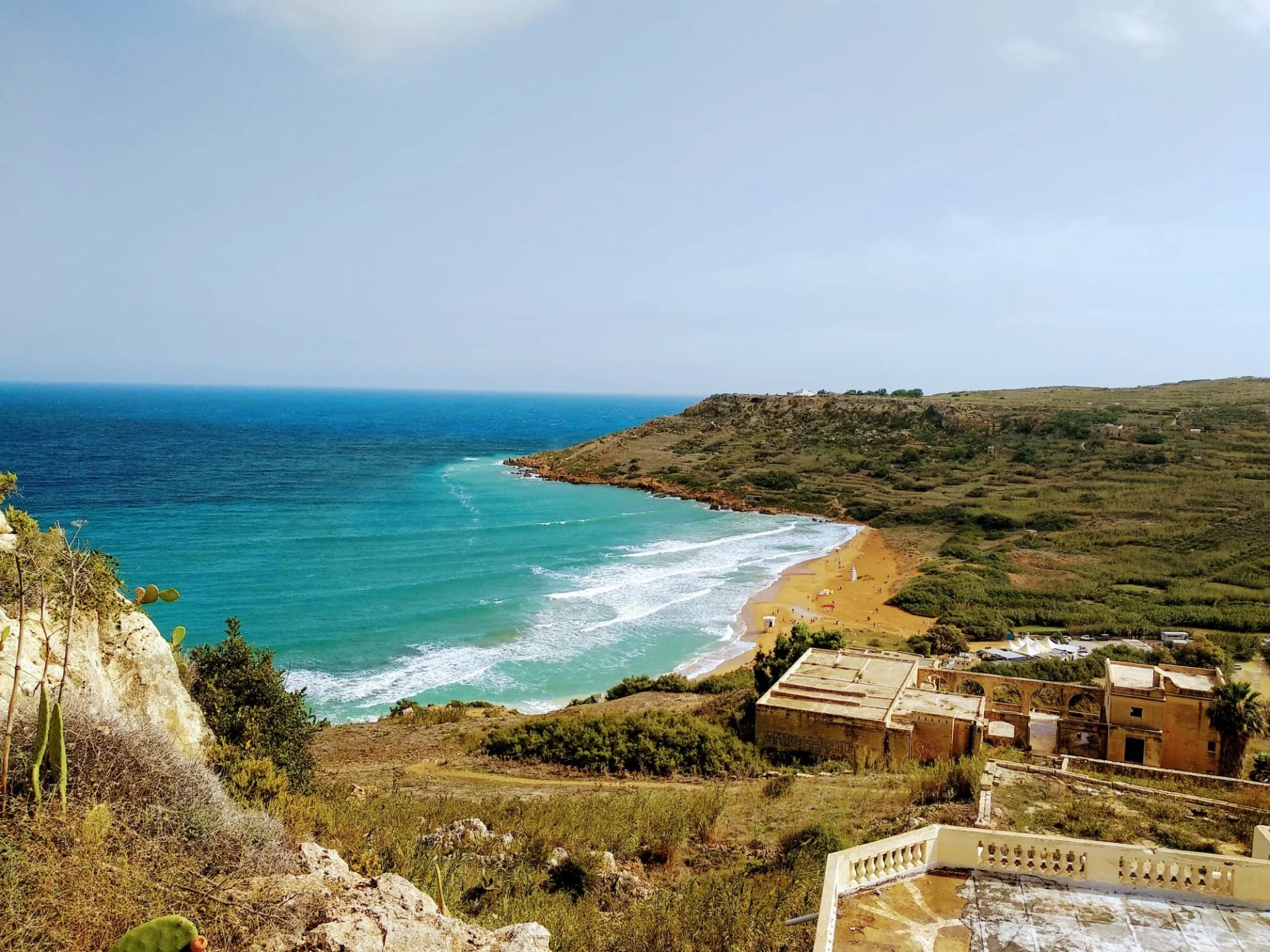 Ramla Bay – plaża u wybrzeży wyspy Gozo znana jest głównie ze względu na nietypowy czerwonawy kolor piasku