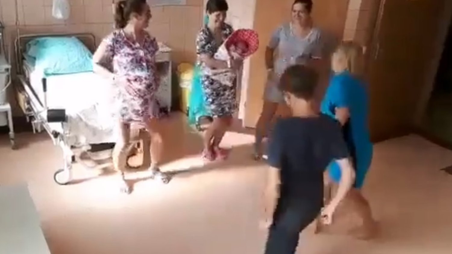 Szpital Powiatowy w Biskupcu zachęca do rodzenia. Film zachwycił kobiety.
