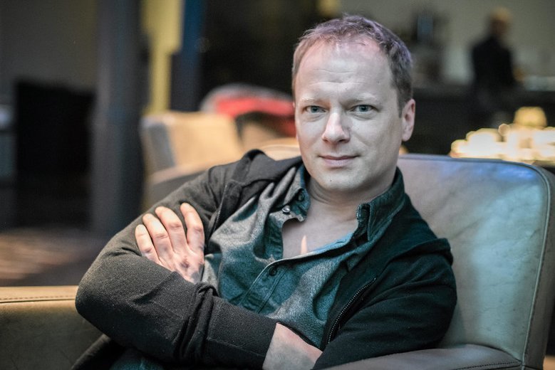 Mały Tadeusz Stuhr kibicuje Polakom razem z tatą.