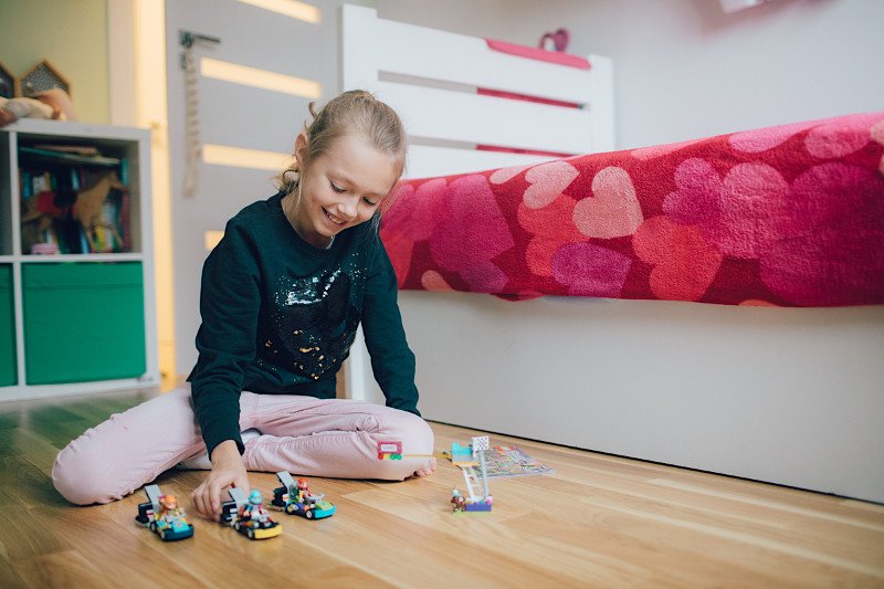 LEGO Friends to rozwijana od 2012 roku seria klocków przedstawiająca przygody paczki przyjaciółek z fikcyjnego miasteczka Heartlake City. Trzy z nich: Stephania, Mia i Vicky to bohaterki zestawu ''Dzień wielkiego wyścigu''